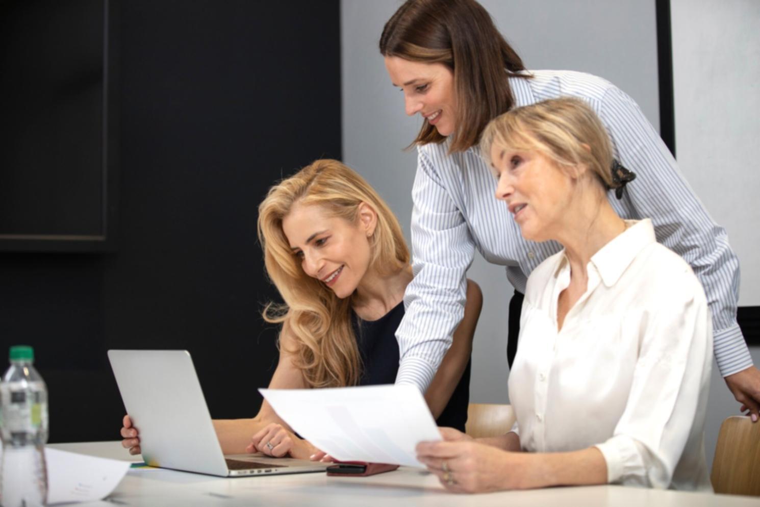 Espace de travail professionnel avec outils de sécurité numérique